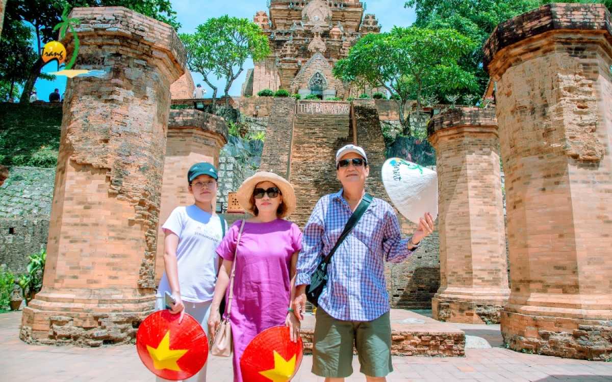 Một chuyến City Tour Nha Trang chỉ có 3 người khách và 1 Hướng dẫn viên, nhưng đầy ắp tình cảm